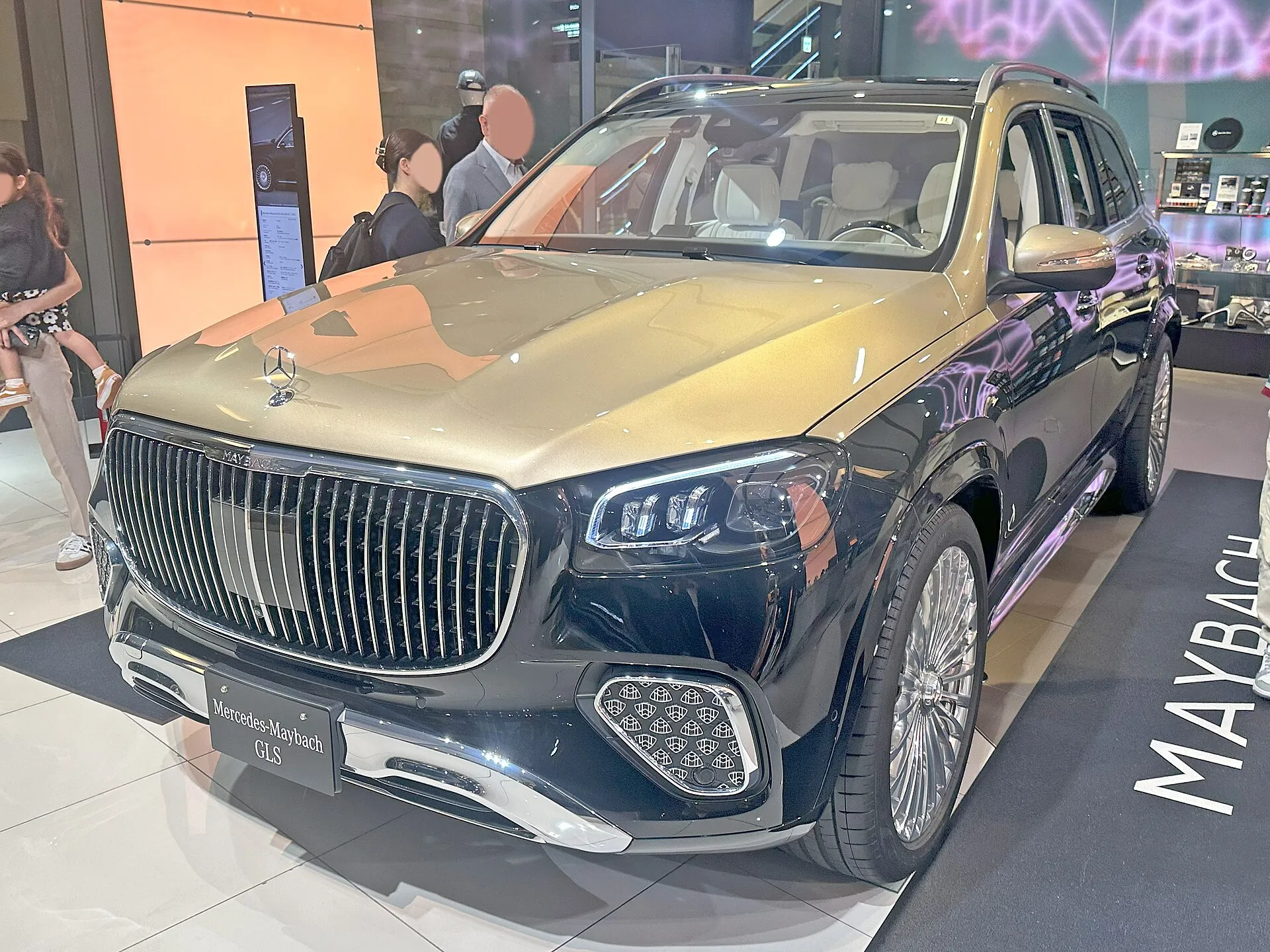 Two-tone Mercedes-Maybach GLS 600 front three-quarter view
